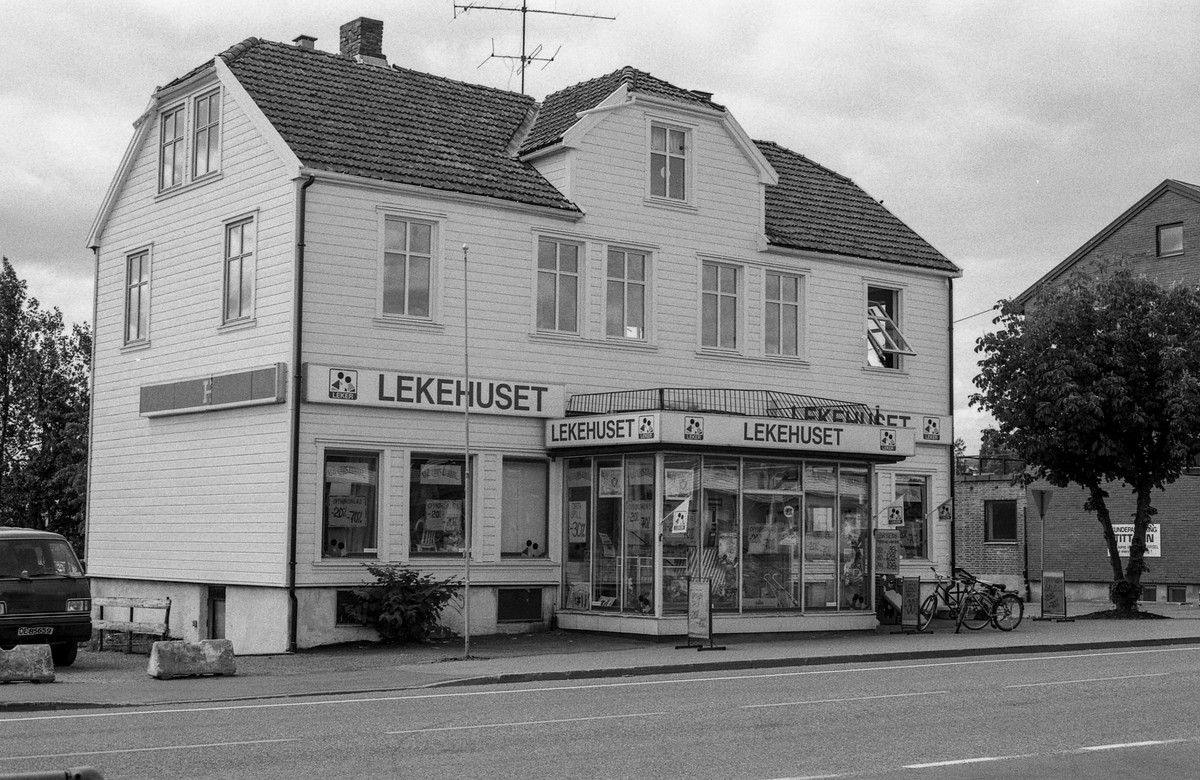 Bygninger langs Jernbaneveien i Ski sentrum. Ski bygg, Lekehuset, drosjebua. Besøk fra Estland.
