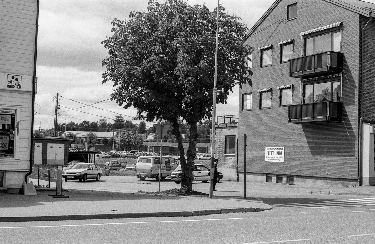 Bygninger langs Jernbaneveien i Ski sentrum. Ski bygg, Lekehuset, drosjebua. Besøk fra Estland.