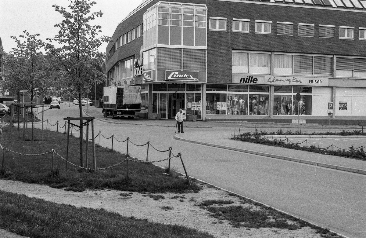 Diverse steder fra Ski sentrum. Jernbaneveien, Ski stasjon med undergangen, trapp til spor 2 og 3. Drosjebua, Elise Brekkebutikken. Inngangen til ØB. Rådhuset med plassen foran.
Fotograf: ØB Skole-elev