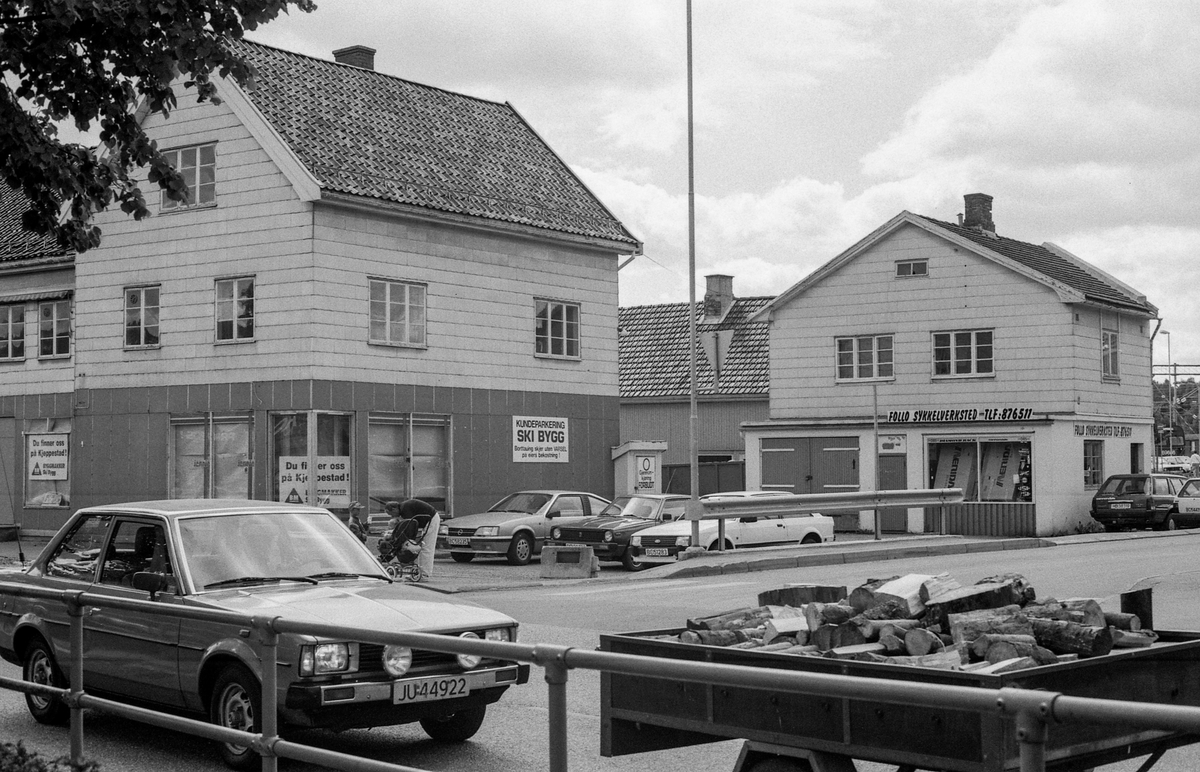 Bygninger langs Jernbaneveien i Ski sentrum. Ski bygg, Lekehuset, drosjebua. Besøk fra Estland.