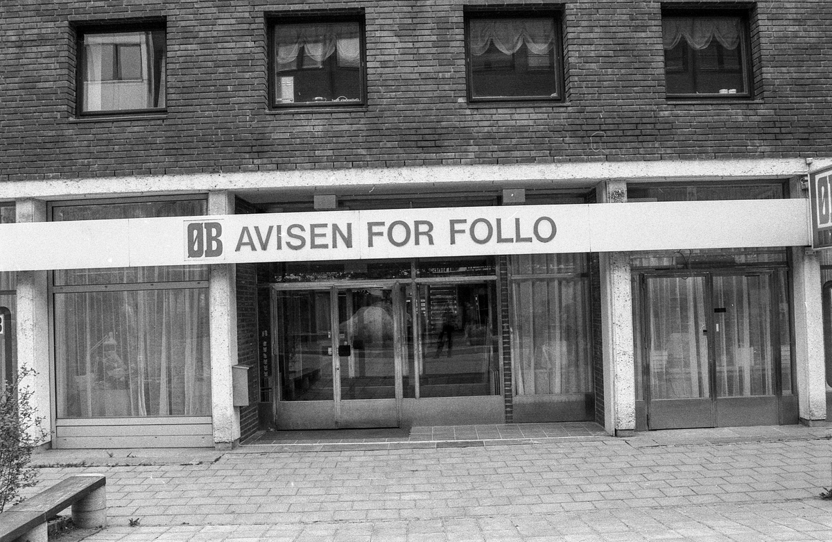 Diverse steder fra Ski sentrum. Jernbaneveien, Ski stasjon med undergangen, trapp til spor 2 og 3. Drosjebua, Elise Brekkebutikken. Inngangen til ØB. Rådhuset med plassen foran.
Fotograf: ØB Skole-elev