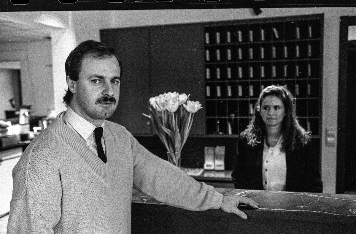 Vestby Hotell, ved resepsjonen daglig leder Reinard Sommer og resepsjonist Lise Simensen. Reinard Sommer med kaffekopp i spisesalen.