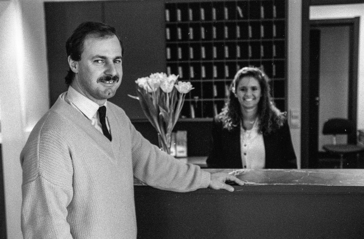 Vestby Hotell, ved resepsjonen daglig leder Reinard Sommer og resepsjonist Lise Simensen. Reinard Sommer med kaffekopp i spisesalen.