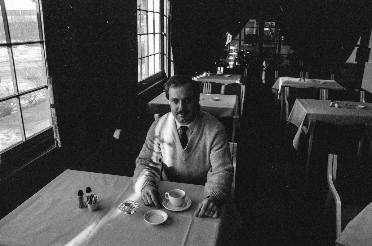 Vestby Hotell, ved resepsjonen daglig leder Reinard Sommer og resepsjonist Lise Simensen. Reinard Sommer med kaffekopp i spisesalen.