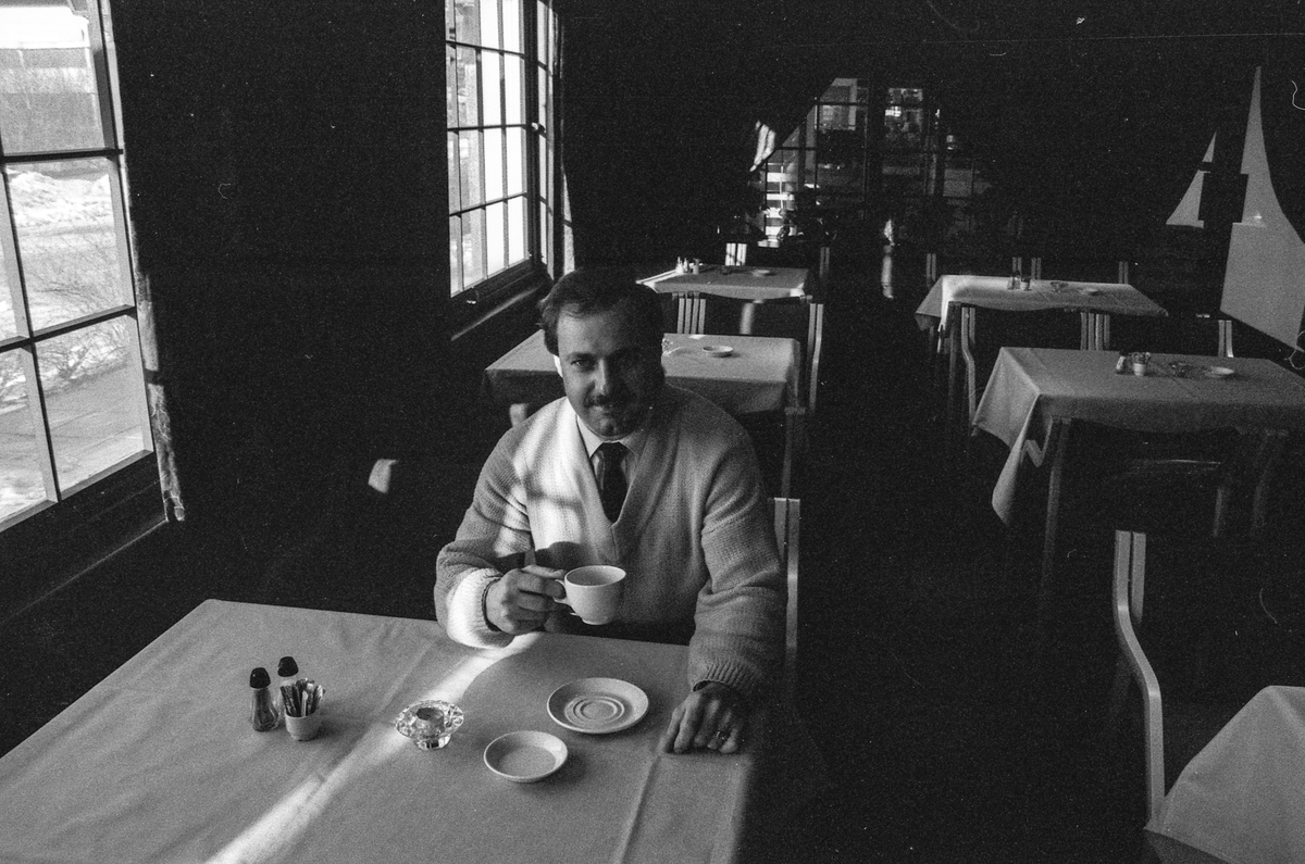 Vestby Hotell, ved resepsjonen daglig leder Reinard Sommer og resepsjonist Lise Simensen. Reinard Sommer med kaffekopp i spisesalen.