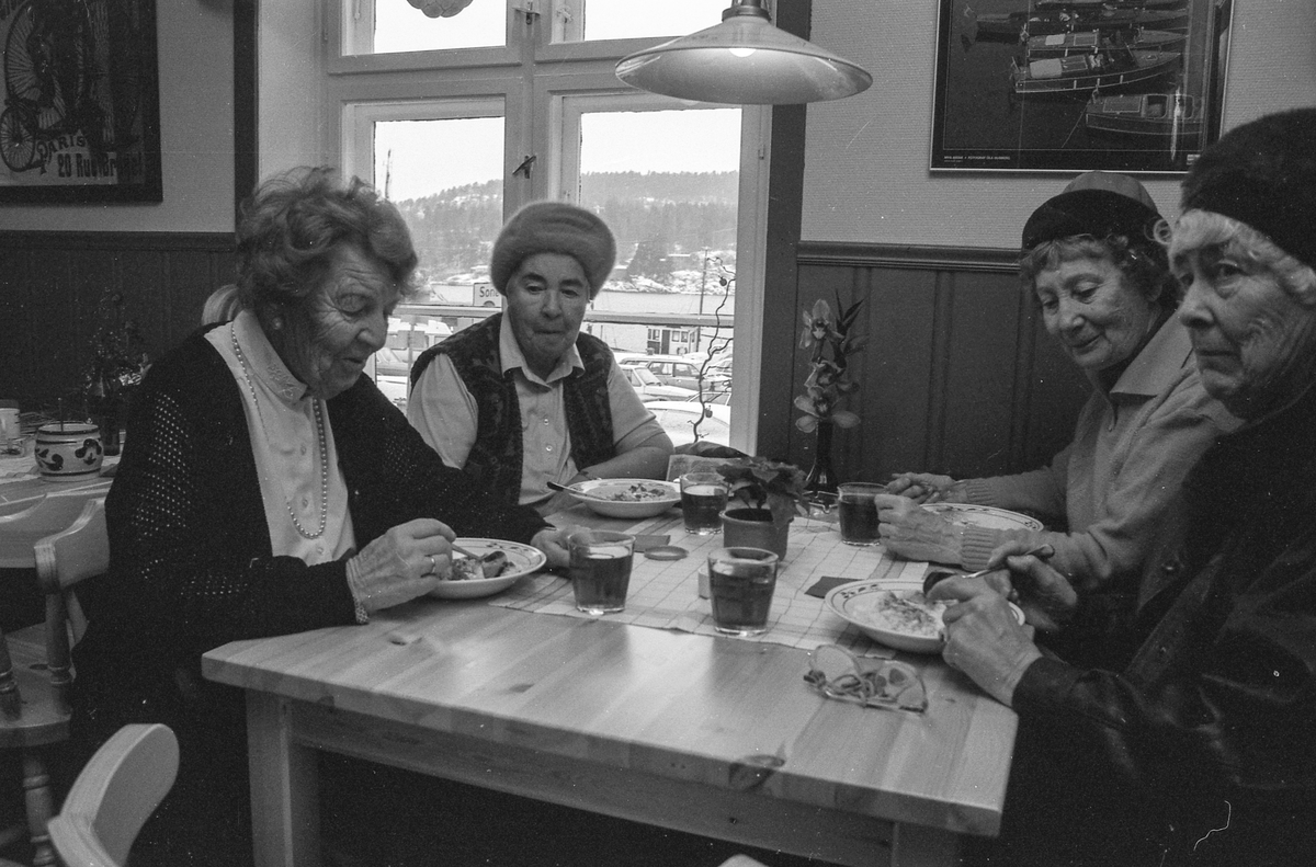 Ny cafe i Son. Fire voksne damer rundt cafebord, spiser grøt og blir skjenket saft eller kaffe.