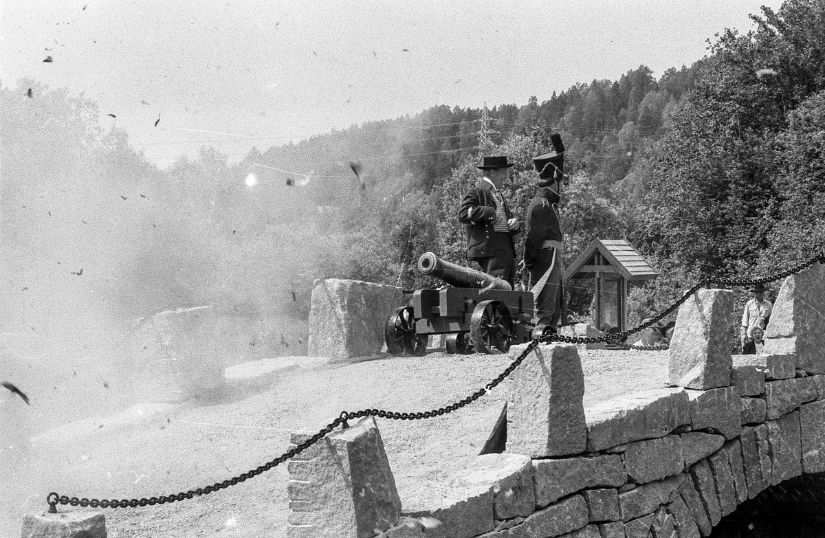 Åpningen av den nye steinvelvbroen over Dalsbekken, grenseskillet mellom Ski og Ås.