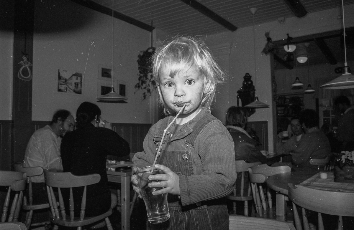 Ny cafe i Son. Fire voksne damer rundt cafebord, spiser grøt og blir skjenket saft eller kaffe.