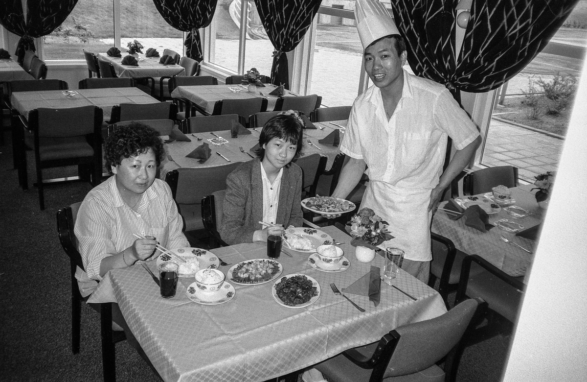 Ny kinaresturant i Ski Næringspark. Rong Hua House. Kokken Ming Hua Sai serverer mat til sin kone Chen Rong Juan og datteren Dai Ping.