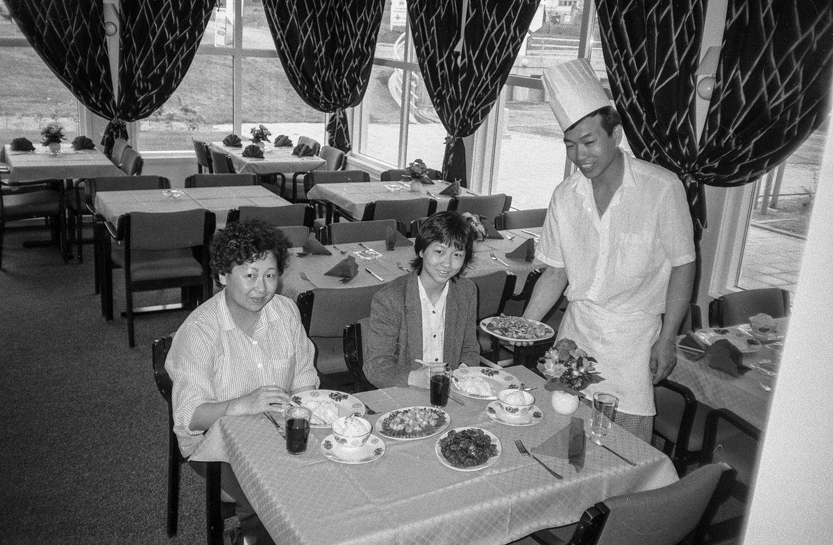 Ny kinaresturant i Ski Næringspark. Rong Hua House. Kokken Ming Hua Sai serverer mat til sin kone Chen Rong Juan og datteren Dai Ping.