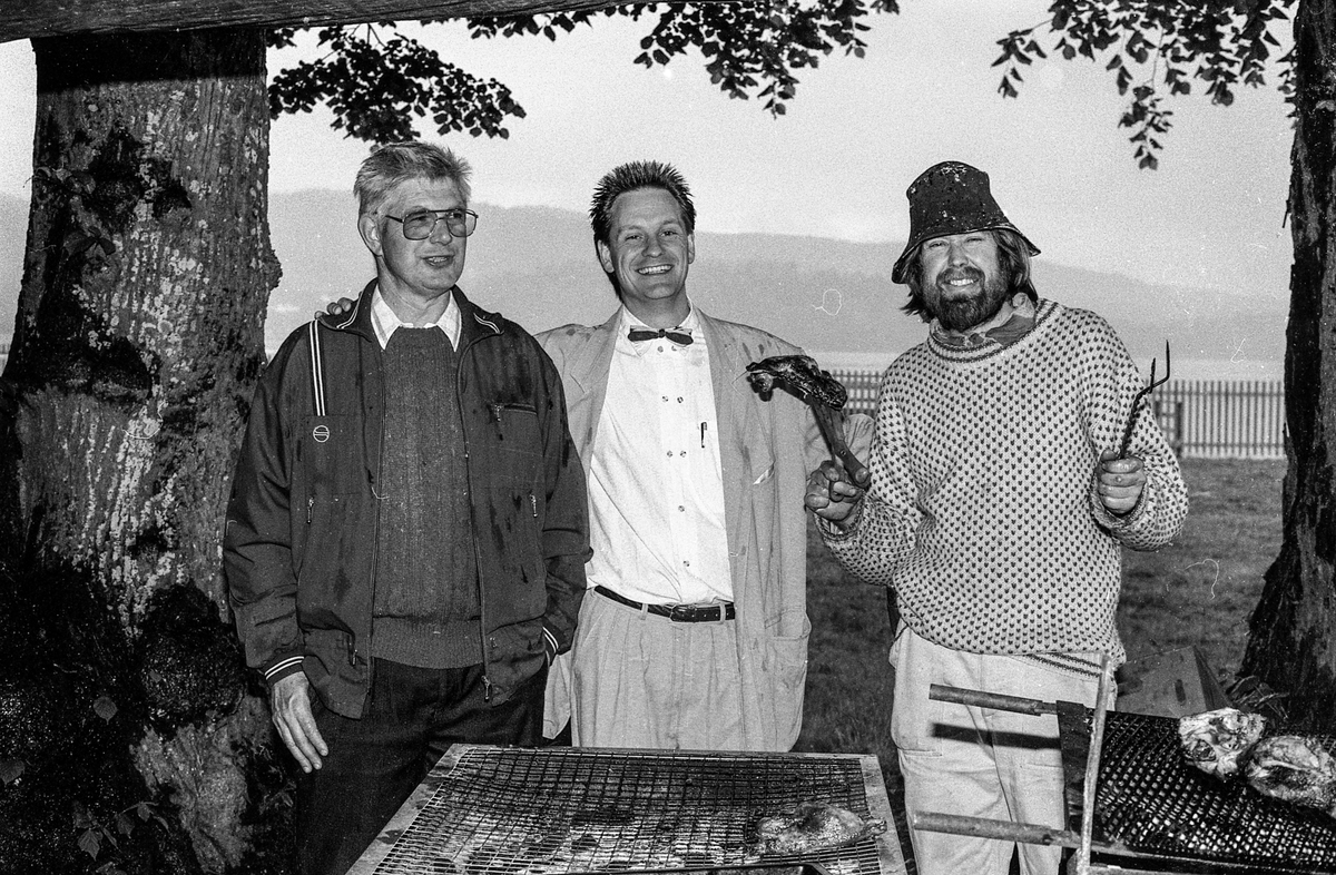 Gamle Drøbak verneforening har grillfest i hagen til Ringgården. Jan Kåre Øien med masse skjegg, hatt og busserull. Fra venstre: Erik Halvorsen, Jan Kåre Øien og Jan Petter Seim.
