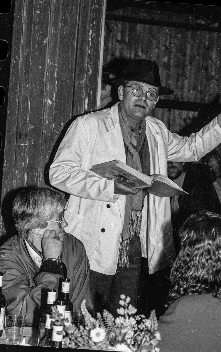 Gamle Drøbak verneforening har grillfest i hagen til Ringgården. Jan Kåre Øien med masse skjegg, hatt og busserull. Fra venstre: Erik Halvorsen, Jan Kåre Øien og Jan Petter Seim.