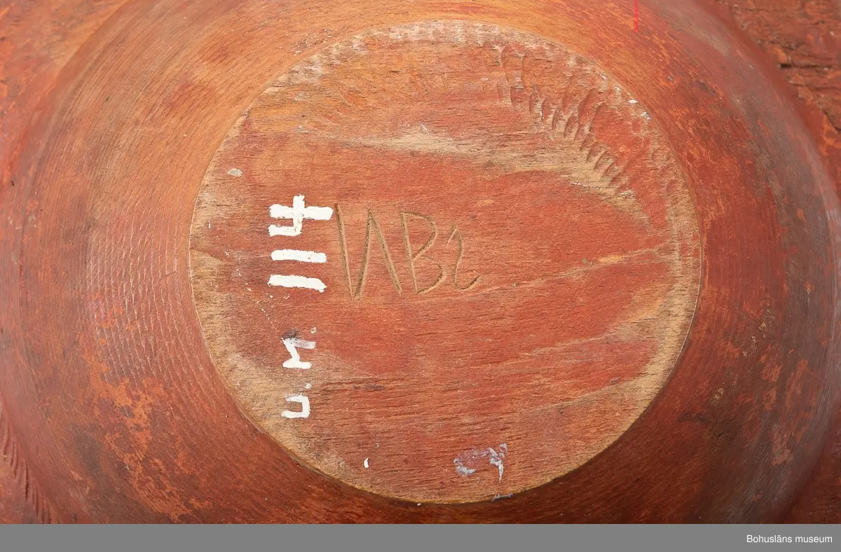 Svarvad låg skål med fyra utskjutande "snibbar" nedanför den runda mynningen. De sitter placerade i en fyrkant.
Målad i rostrött på både ut- och insida. På "snibbarna" samt inuti löper det en svart vågig dekorlinje. Inuti finns det även spår av  guldränder.
Färgen är sliten.
Skadedjursangrepp.
I botten har det suttit en äldre 'frimärksetikett'. Under botten  är "NBS" inskuret.

Se Knut Adrian Anderssons "Katalog I, A. yngre föremål" under Uddevalla museum/förening D 2A:1 i arkivet.

Förvärvad från Samuelsson, Svante Justivius; Gästgivare, Sörbo, Orust.

Litt; 
Hallset, G.: Svarvning i Ås härad, s. 25-32 och Svenningson, S.: Streckmålade toarpsaskar, s. 33-44, i Från Borås och de sju häraderna, Fässingen, 2001 - Årgång 47.
Kjellberg, Sven T, Ölets käril - Om bollar med handtag kallskålar och snibbskålar, Kulturen 1964, Lund 1964, s. 49-59.
Se bilagepärm: Kopia av tidningsartikel "Flitigt svarvande i Sjuhärad" av Gunilla Hallset i Borås Tidning lördagen den 19 maj 2001.

Ur handskrivna katalogen 1957-1958:
Snipaskål
L.22. Br. 20,5. Trä. Rödmålad. 4 hörn. Märkt: N.B.S. Föremålet helt. Hede. Bohusl.

Lappkatalog: 67