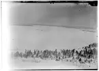 Flygfotografi av del av flygstationen på bakre basen i Veitsiluoto under finska vinterkriget 1940. Från F 19, Svenska frivilligkåren i Finland. I förgrunden syns flygstationen, i bakgrunden syns Veitsiluoto samhälle.