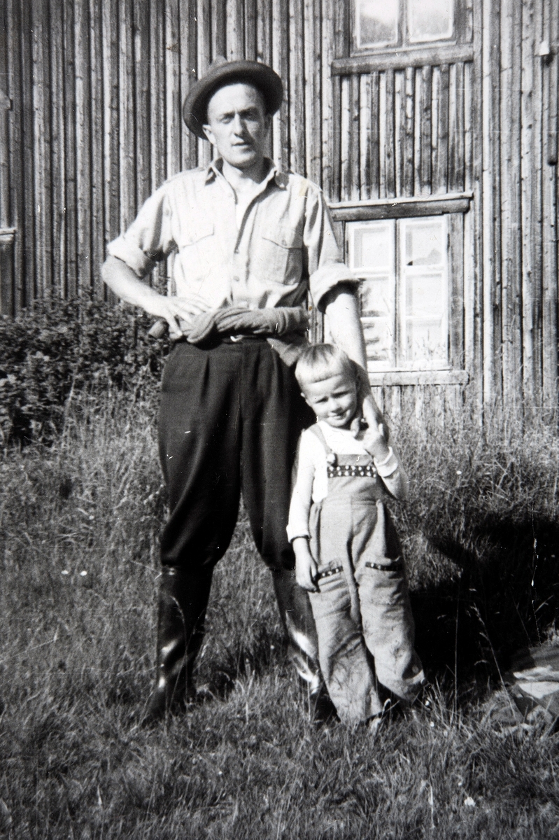 Fløtbakken, Stange. Arve Andersen og sønnen Jan Erik Andersen.