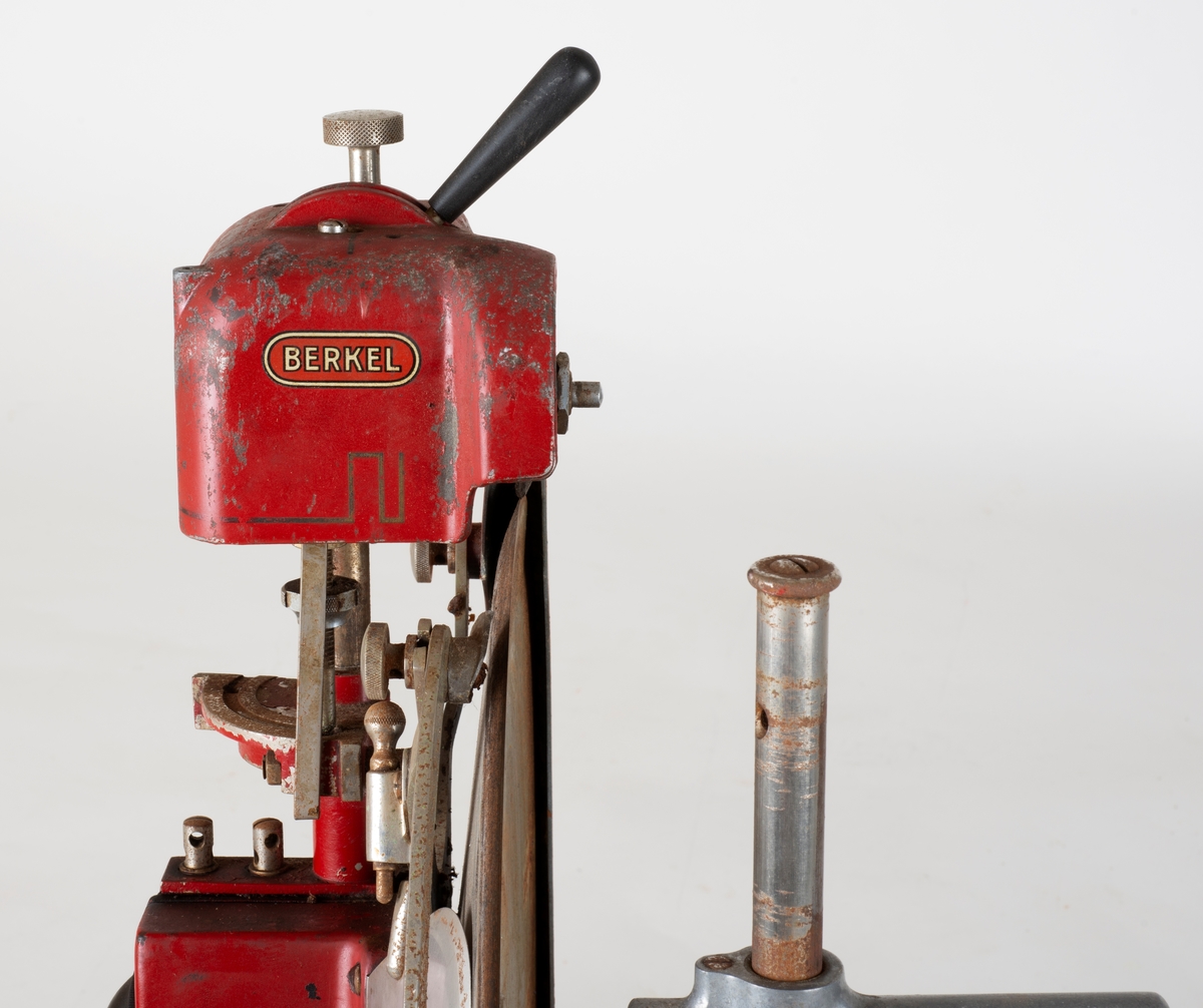 Skjæremaskin for kjøttmat i metall. Rød, blank, hvit. jern, stål og marmor
Produsert av Berkel i Rotterdam, Holland (Nederland)