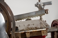 Skjæremaskin for kjøttmat i metall. Rød, blank, hvit. jern, stål og marmor
Produsert av Berkel i Rotterdam, Holland (Nederland)