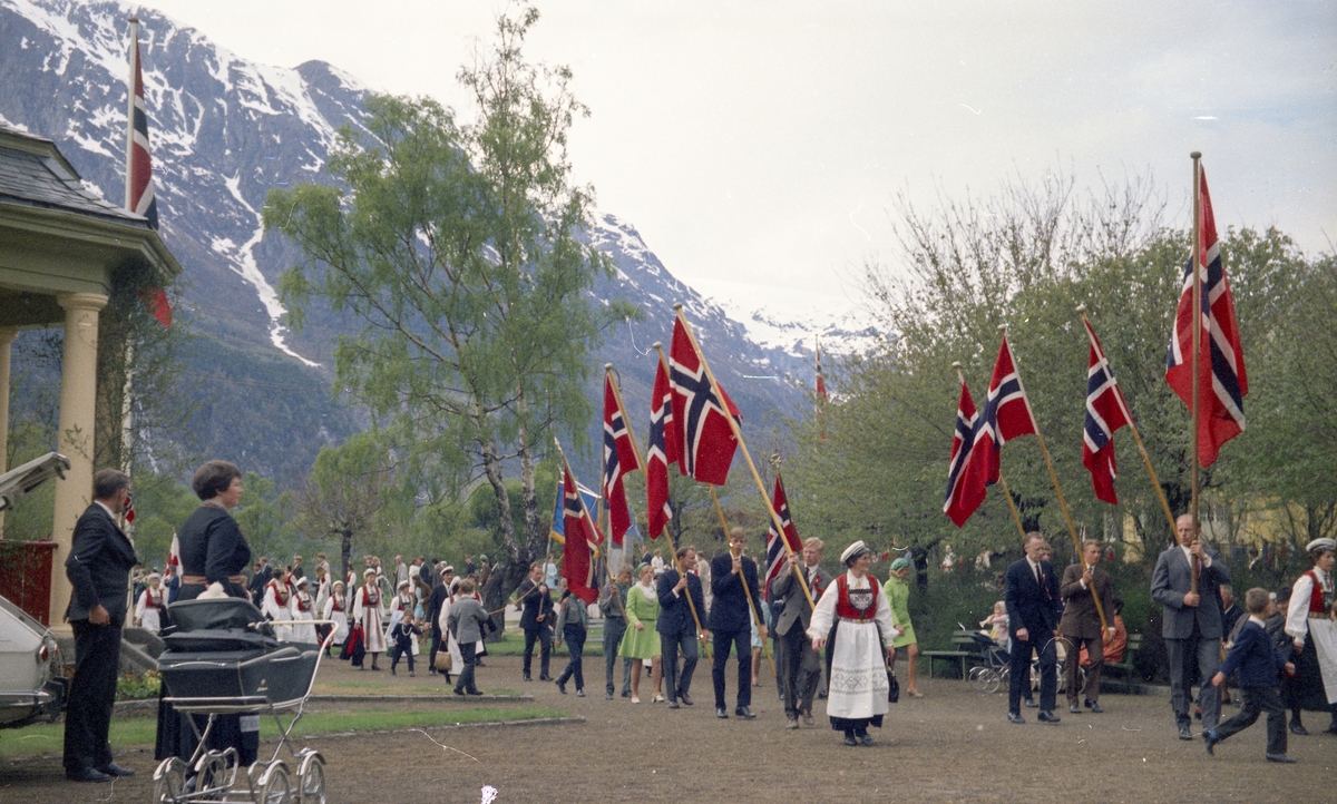 Flaggborg ved paviljongen i Tyssedal.