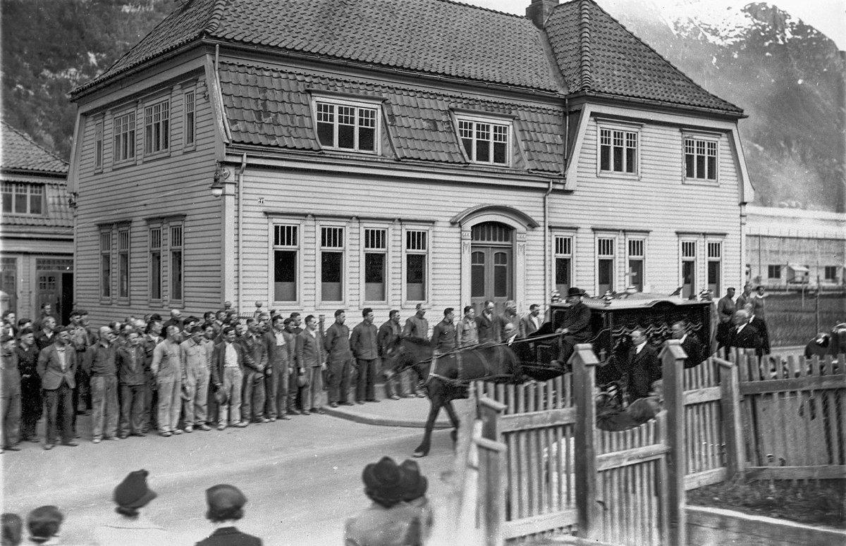 Ingeniør Harald Georg Rosengren si båre køyrer forbi smelteverksporten