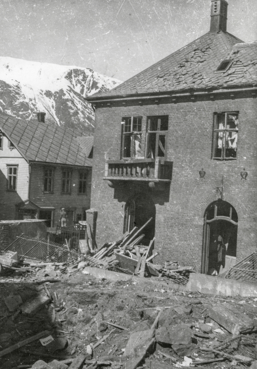 Etter bombinga av Odda sentrum 1940.