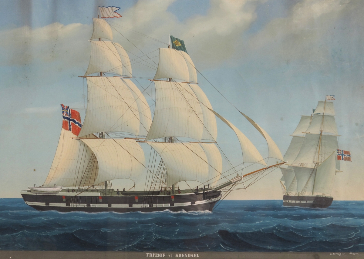 For fulle seil mot høyre. Sort skrog med unionsflagg under gaffelen, blågrønt M. anker i gul rombe. Til høyre ser vi skuten i bakgrunnen aktenfra.  Tekst og signering i nedre marg.