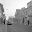 Parti av Linköpingsgatan i Skänninge 1964. Bortom bilarna löper Tvärgränd och från höger mynnar Krokgatan. Vy mot öster.