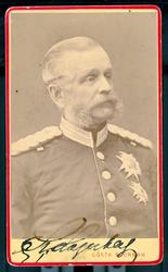 Kabinettsfotograf: greve Sven Lagerberg i uniform med Svärds