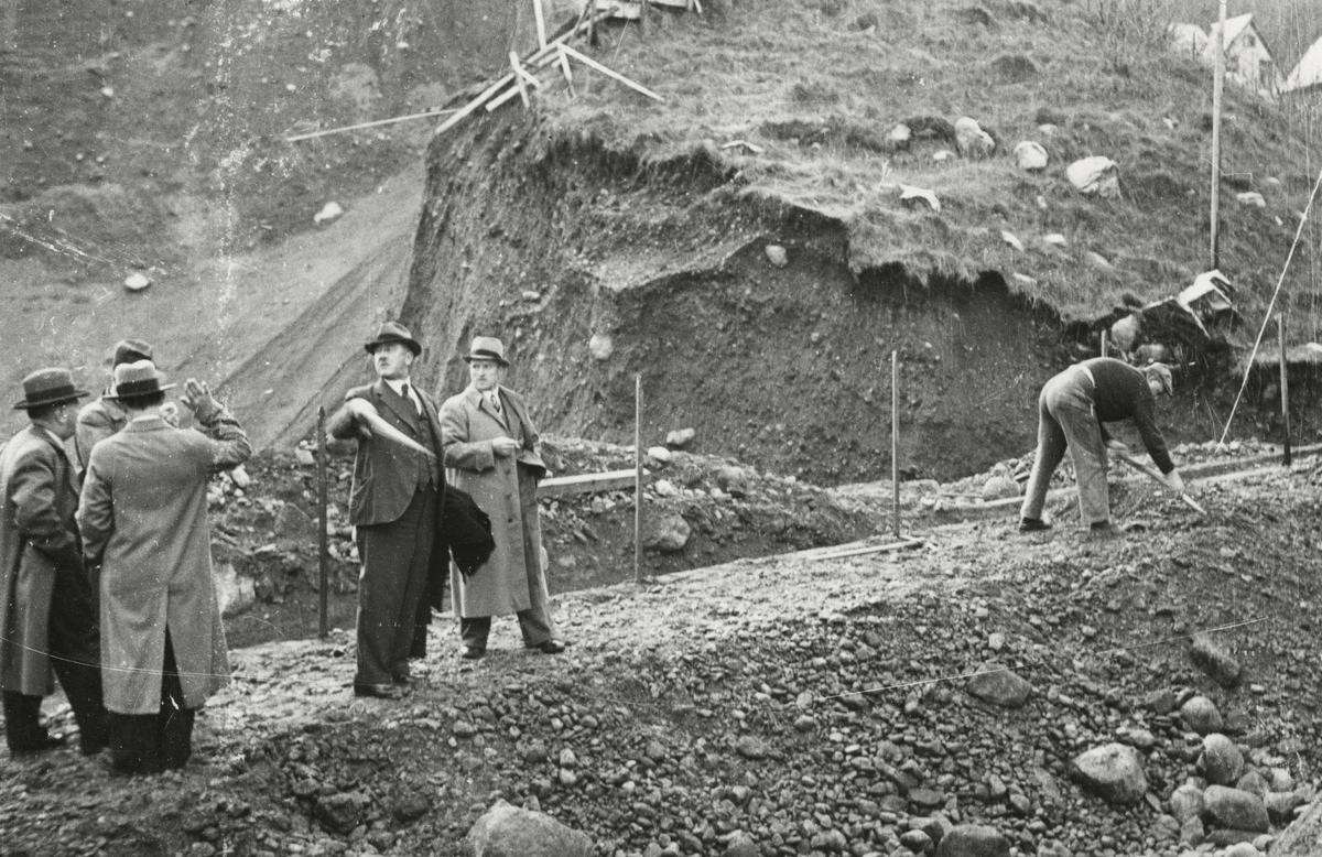 Opprydding etter flaumen i Sansarbekken i 1938.