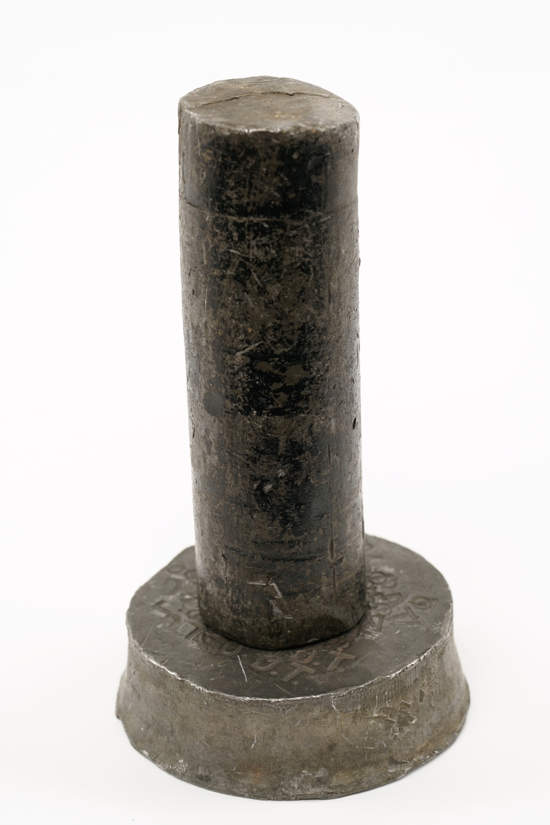 Rund stempelpute med sylinder som antatt slagverktøy