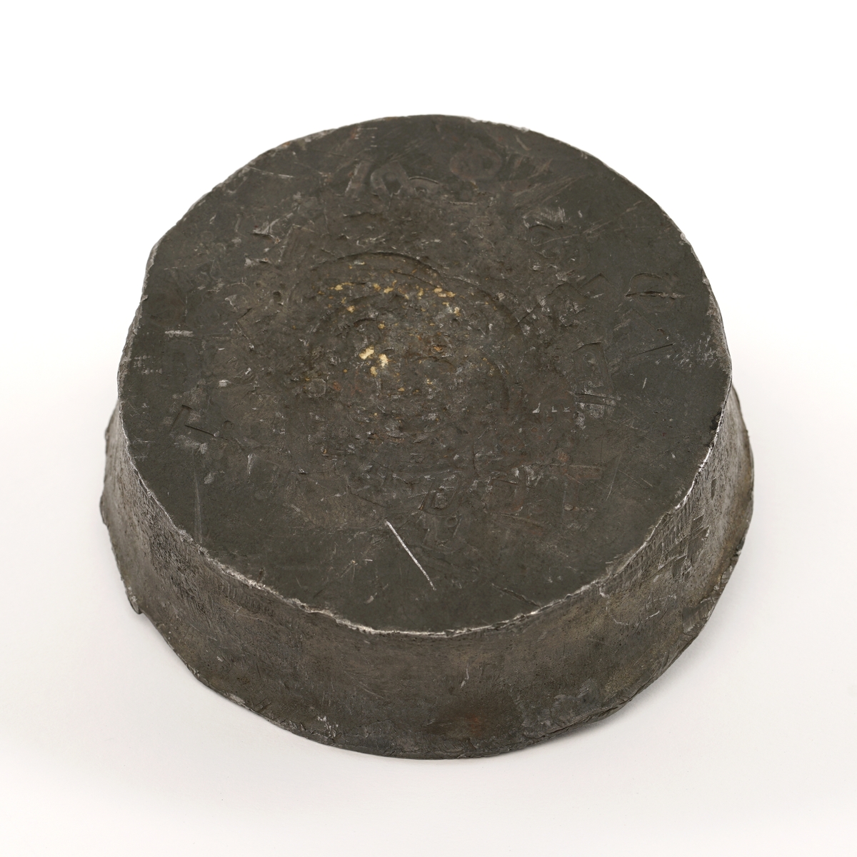 Rund stempelpute med sylinder som antatt slagverktøy