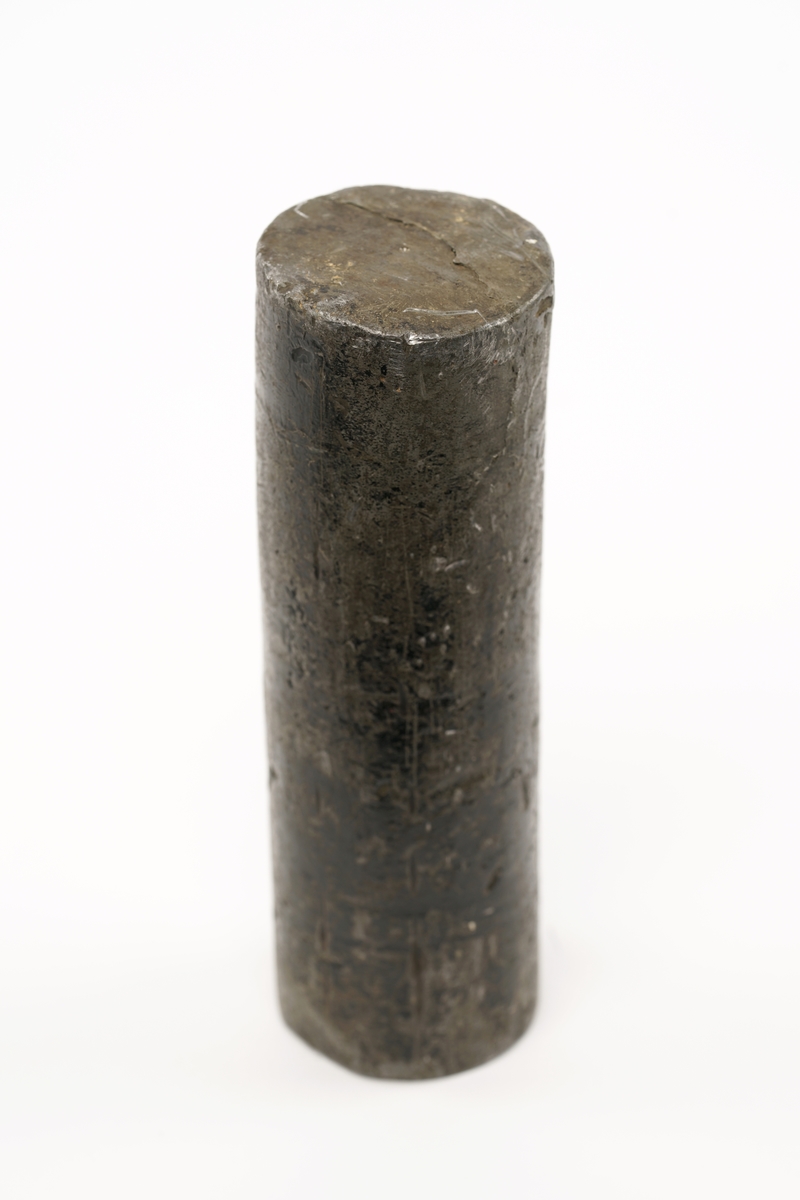 Rund stempelpute med sylinder som antatt slagverktøy