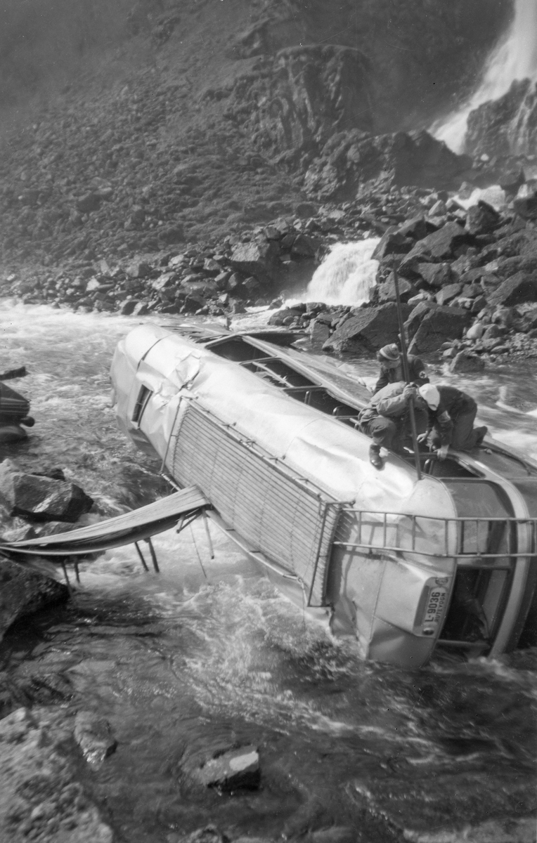 Trafikkulykke ved Espelandsfossen, bergingsmannskap hentar ut passasjerar.