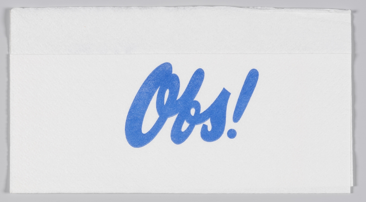 En mann med en bredbremmet hatt og en reklametekst for Obs!, Coop kaffe og Per margarin.

Samme reklame på MIA.00007-004-0217 til MIA.00007-004-0221.
