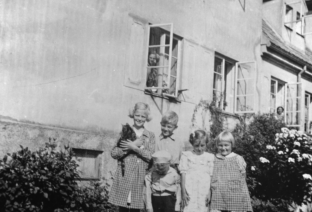 Barn i ein hage på Tveitahaugen i Tyssedal