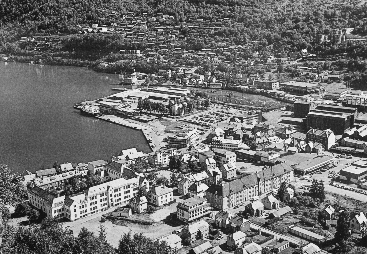 Postkort: Odda sentrum og hamn sett frå vest.