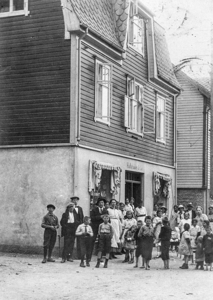 Barn og vaksne ved Hallaråkers butikk på Nyland.