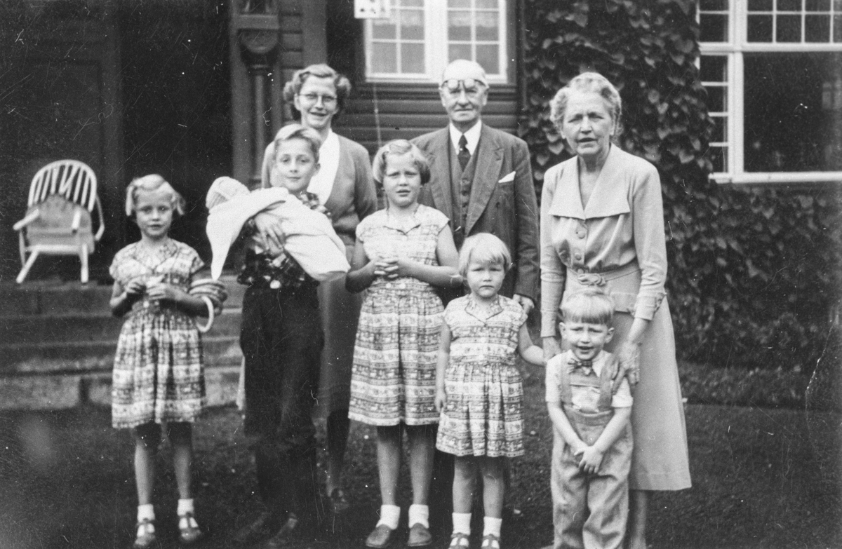 Familiane Heilmann og Bruce i hagen ved Brucevillaen
