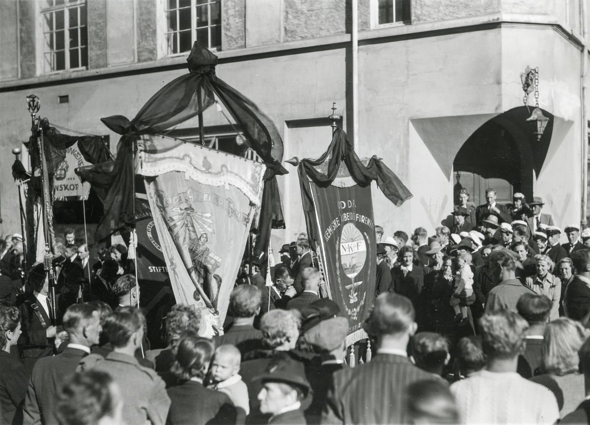 Togoppstilling ved Folkets Hus den 8.9.1945 etter minnestund for dei falne: 
Harald Slåttelid (1895 - 1943),  Ørnulv Slåttelid (1919 - 1942), Thor Espelid (1918 - 1943), Ingolf Kleppestø (1901 - 1943), Olaf Prestegård (1912 - 1943), Knut Veka (1902 - 1943), Arthur Berg (1890 - 1943) og Leif Kindem (1900 - 1943). 