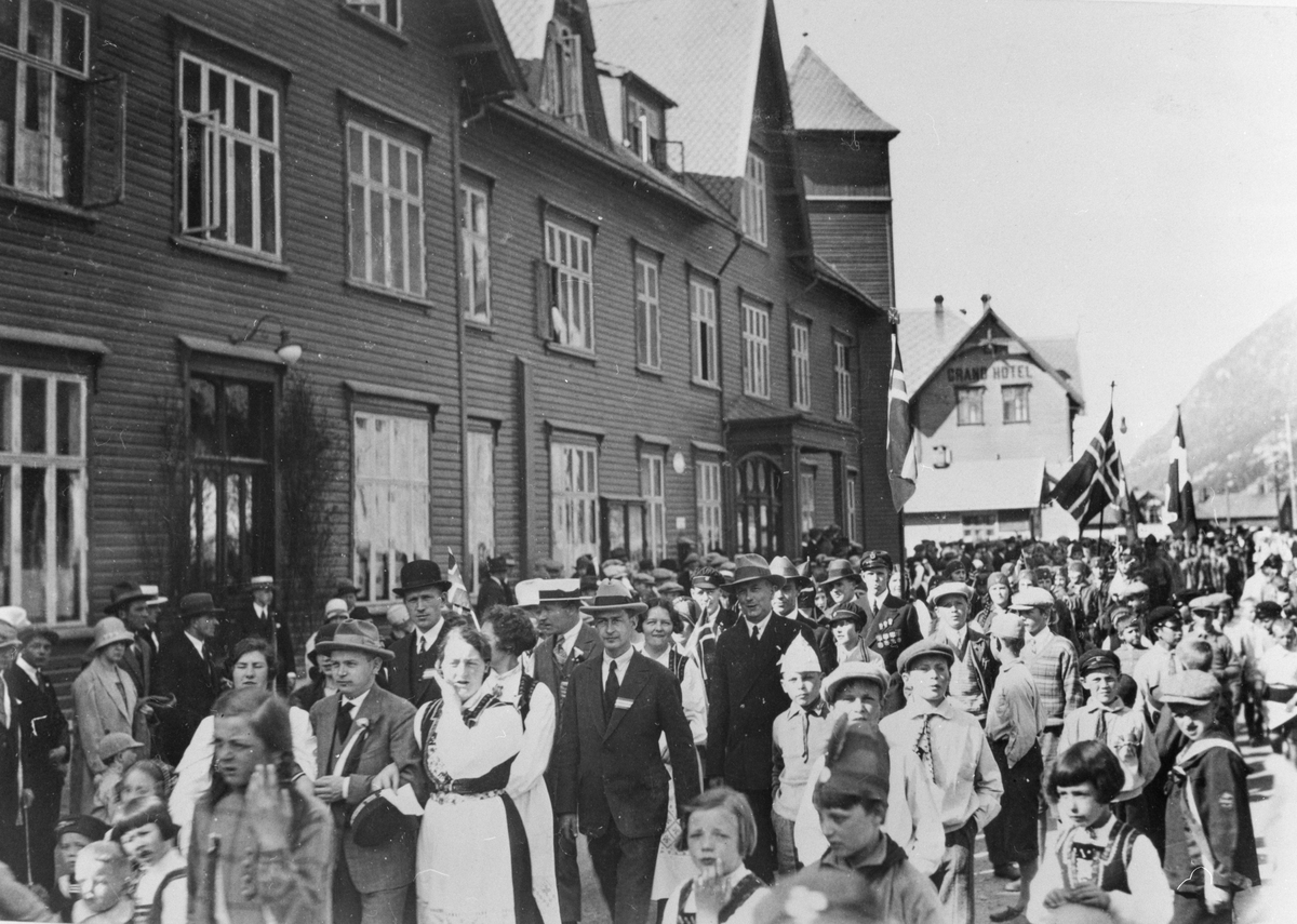 17. mai-tog forbi Hotel Hardanger og Grand Hotel.