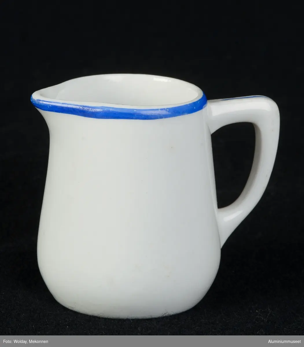 Service har enkelt mønster i grått. Muggen har en blå kant.