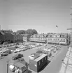 Vy över Stora torget i Linköping. Året är 1965 och ännu kan man som synes behändligt parkera sin bil i detta centrala läge.