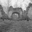 Ödekyrkan i Krokek som den togs sig ut 1965. I sin glans dagar ersatte kyrkobyggnaden ett kapell från 1500-talet. Uppförd 1747 efter ritningar av självaste biskopen Andreas Rhyzelius. Byggnadsmaterialet tog man till största delen från det gamla nedlagda klostret intill. Söndagen den 28 april 1889 skulle kyrkan, som brukligt vid kall väderlek, värmas upp inför stundande högmässa. Just denna gång antände olyckligtvis gnistor från kaminen kyrktaket. En våldsam brand bröt ut och byggnaden förstördes bortom möjlig återuppbyggnad. Länge stod emellertid kyrkan som ruin relativt intakt. I omgångar har ruinen monterats ned och idag består den av meterhöga grundmurar.