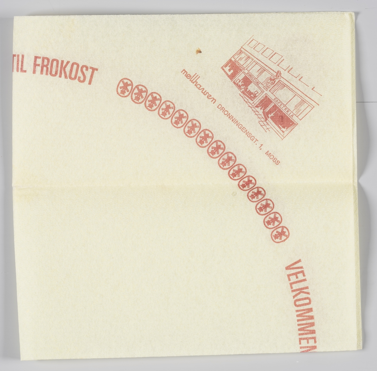 Bygninger med spisesteder og reklametekst for Møllhausen i Bogstadveien, Ruseløkkveien, Tåsen senter og Dronningensgate i Moss.

Samme reklametekst på MIA.00007-004-0238.