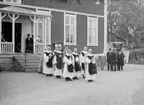 Sommaren 1923 blev Reinhold Wester ny kyrkoherde i Norra Vi. Förre herden Otto Ahlborg hade gått bort året före och efter dryga året utan egen kyrkoherde skulle det nu äntligen ske ändring. Bilden har fryst installationsprocession på väg till kyrka, där Wester ses leda processionen. Längst bak i densamma skymtas biskop Johan Personne.