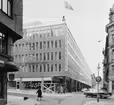 Fasaderna mot Drottninggatan t.h. och Tegnérgatan.