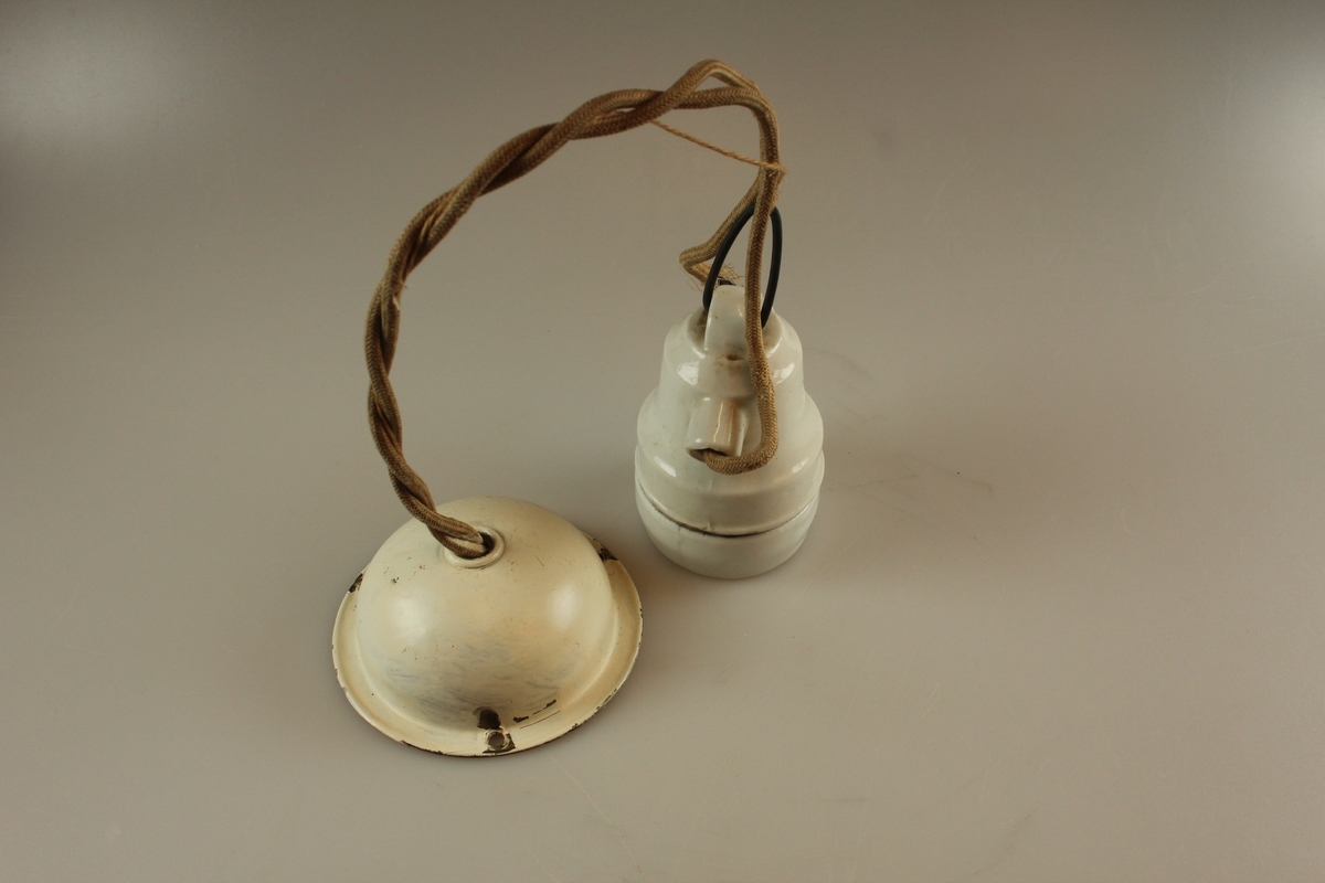 Halvkuleforma opphengsbeslag, rund pæreholder med 2 øyro for leidningane og opphengsbøyle. Dette opphenget var bereikna til fjøs.