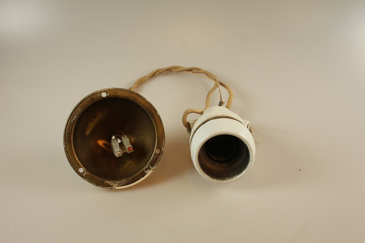 Halvkuleforma opphengsbeslag, rund pæreholder med 2 øyro for leidningane og opphengsbøyle. Dette opphenget var bereikna til fjøs.