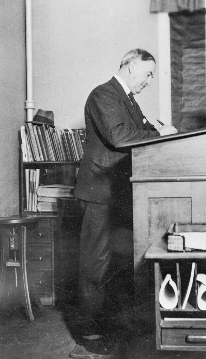 Materialforvaltar Einar Berg på kontoret sitt.