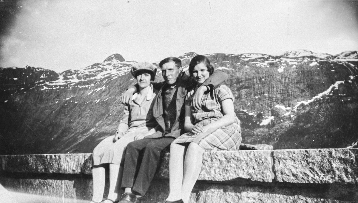 Hilda Fredriksen, Arvid Eid og Caroline Rolland på Ringedalsdammen.