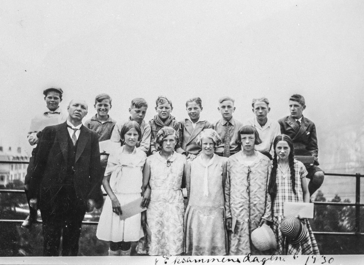 Eksamensdag for 7. klasse på Tyssedal barneskole i 1930.